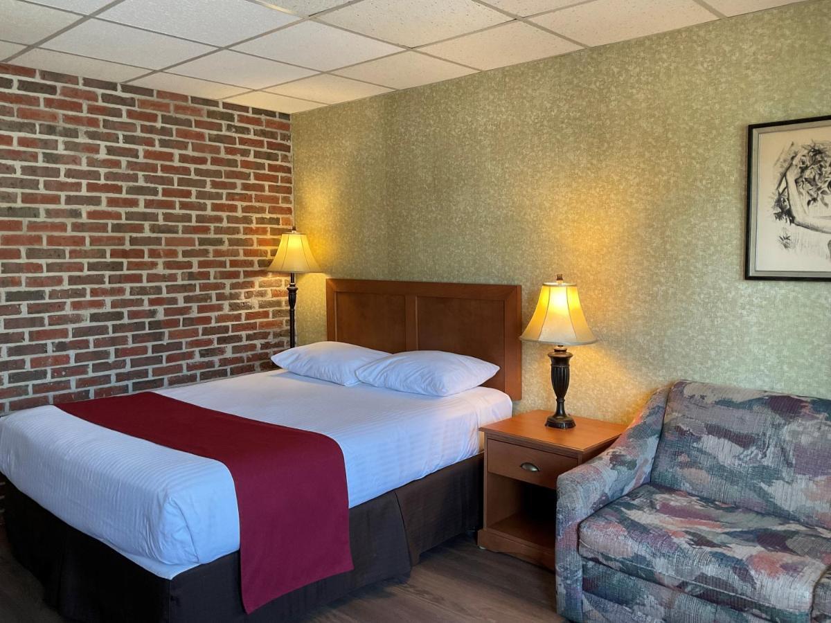 Motel & Hotel La Paysanne シェルブルック エクステリア 写真