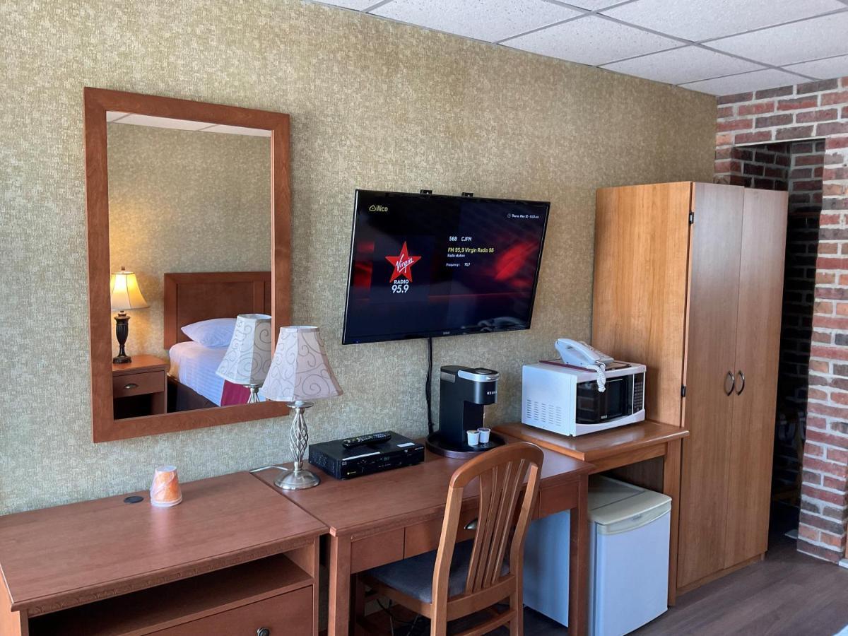 Motel & Hotel La Paysanne シェルブルック エクステリア 写真