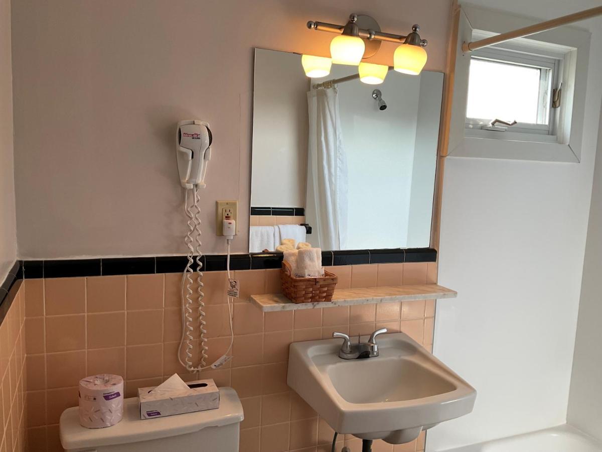 Motel & Hotel La Paysanne シェルブルック エクステリア 写真