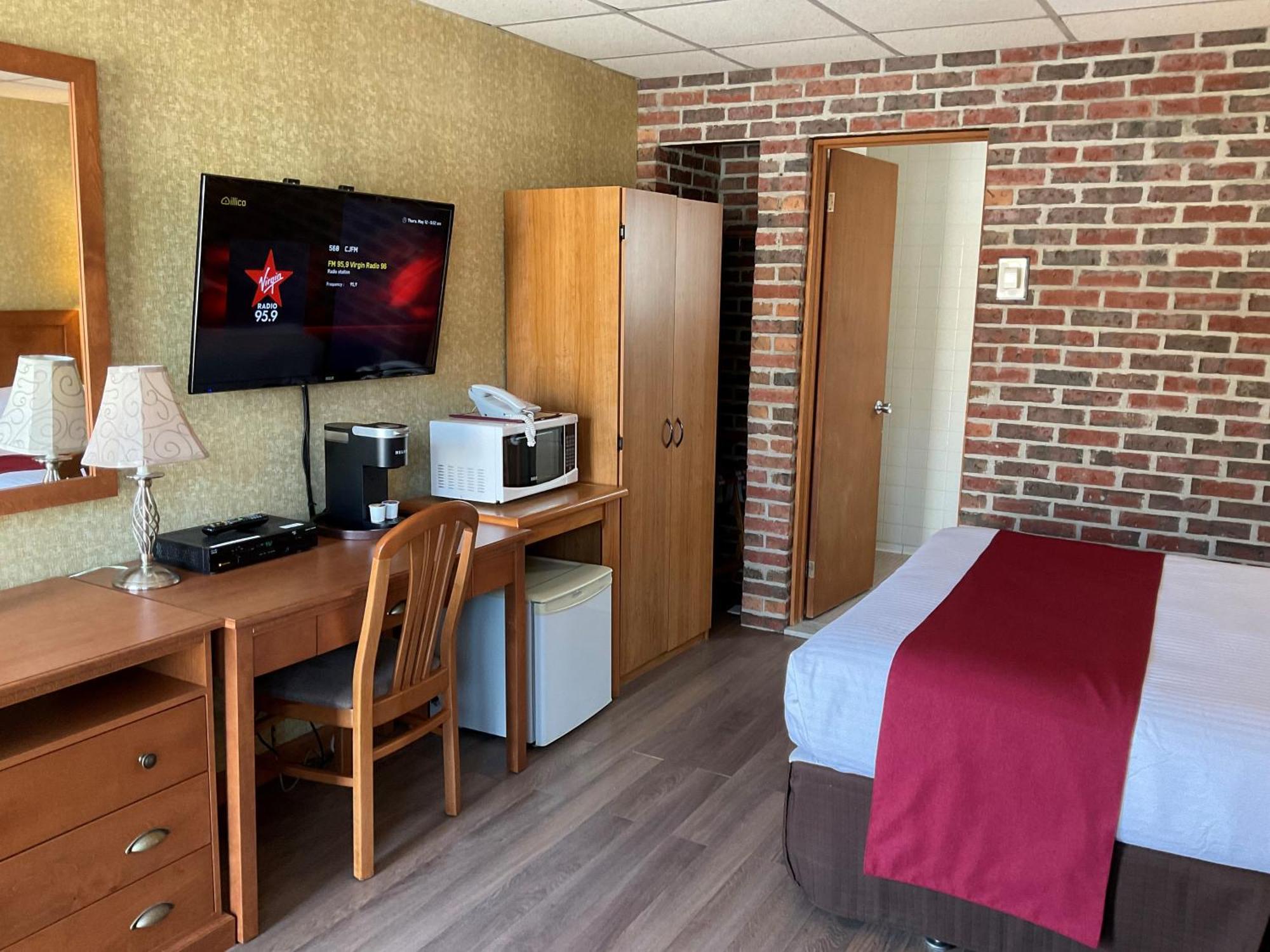 Motel & Hotel La Paysanne シェルブルック エクステリア 写真