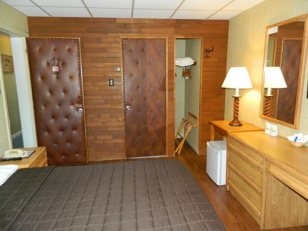 Motel & Hotel La Paysanne シェルブルック エクステリア 写真