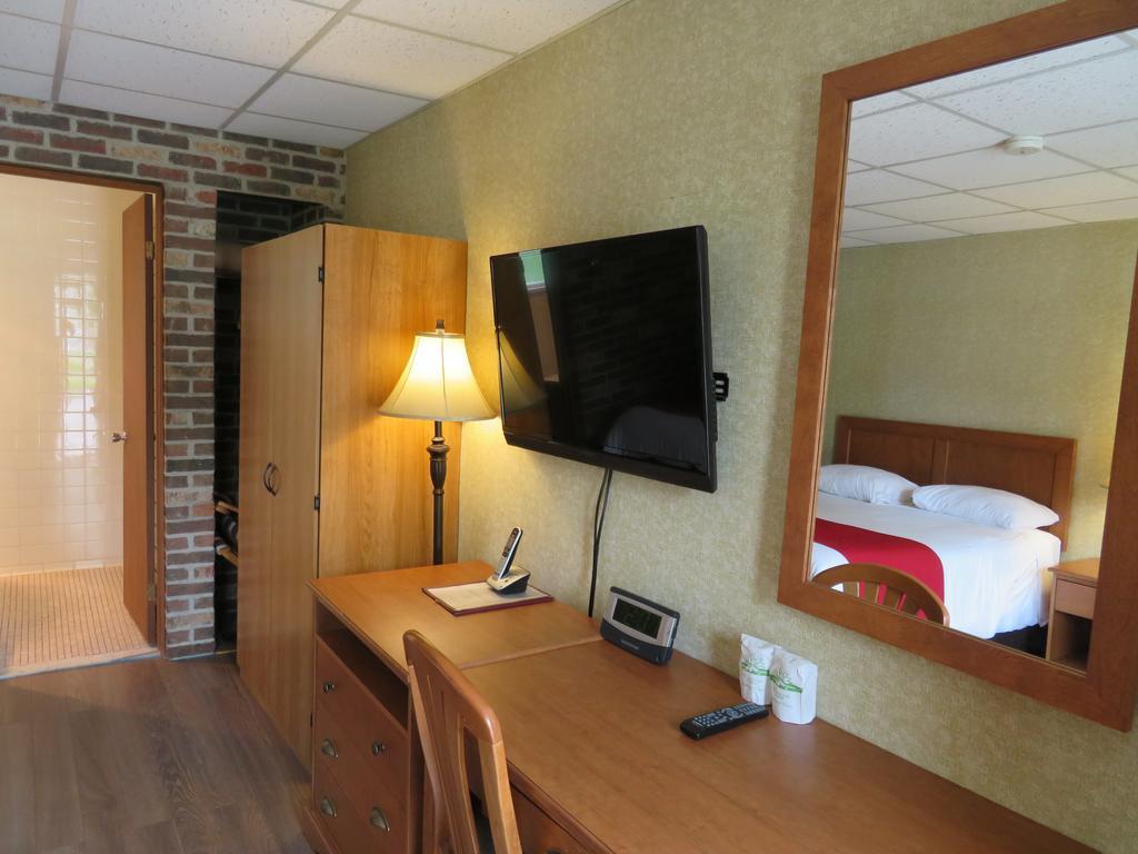 Motel & Hotel La Paysanne シェルブルック エクステリア 写真