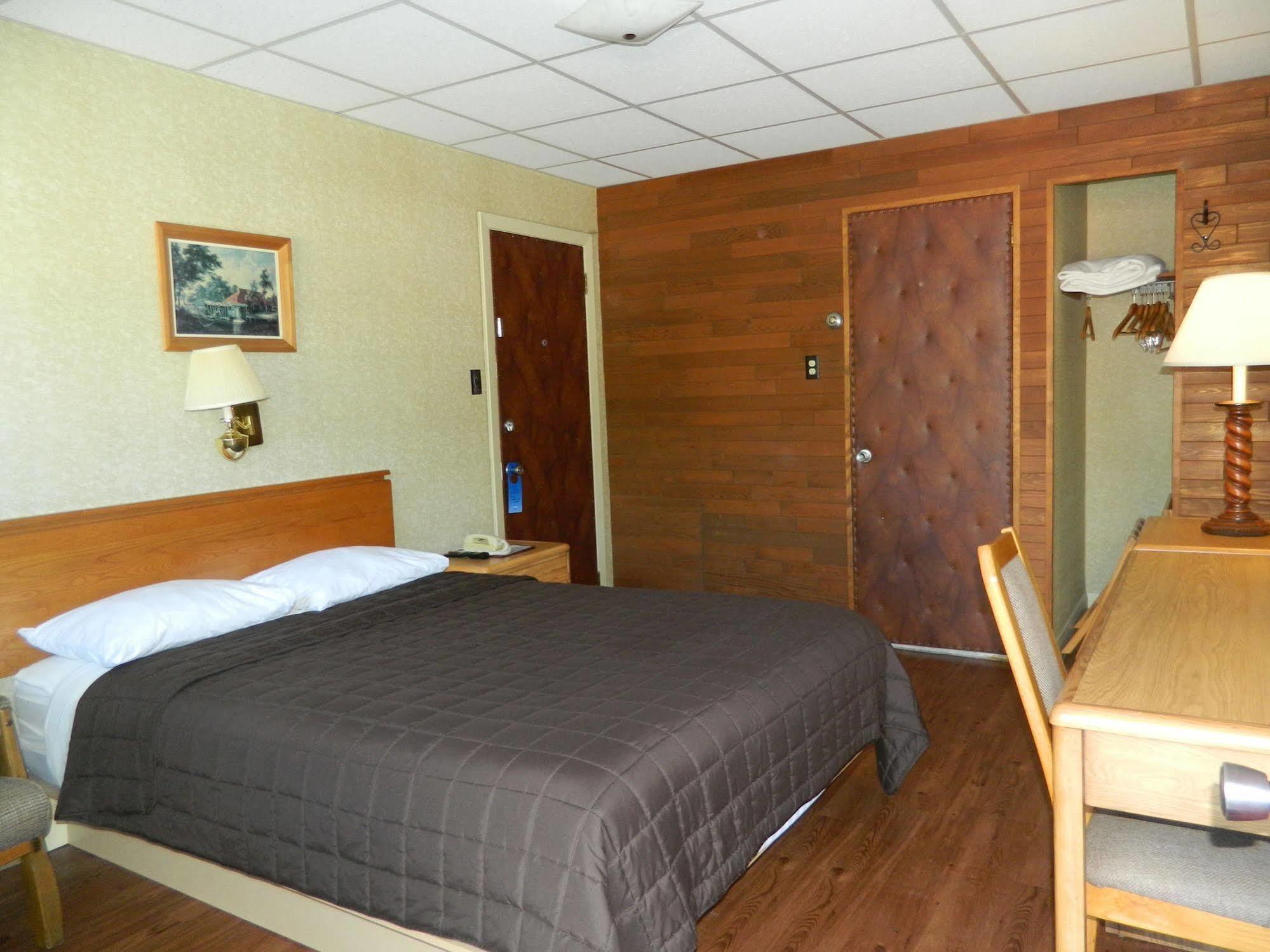 Motel & Hotel La Paysanne シェルブルック エクステリア 写真