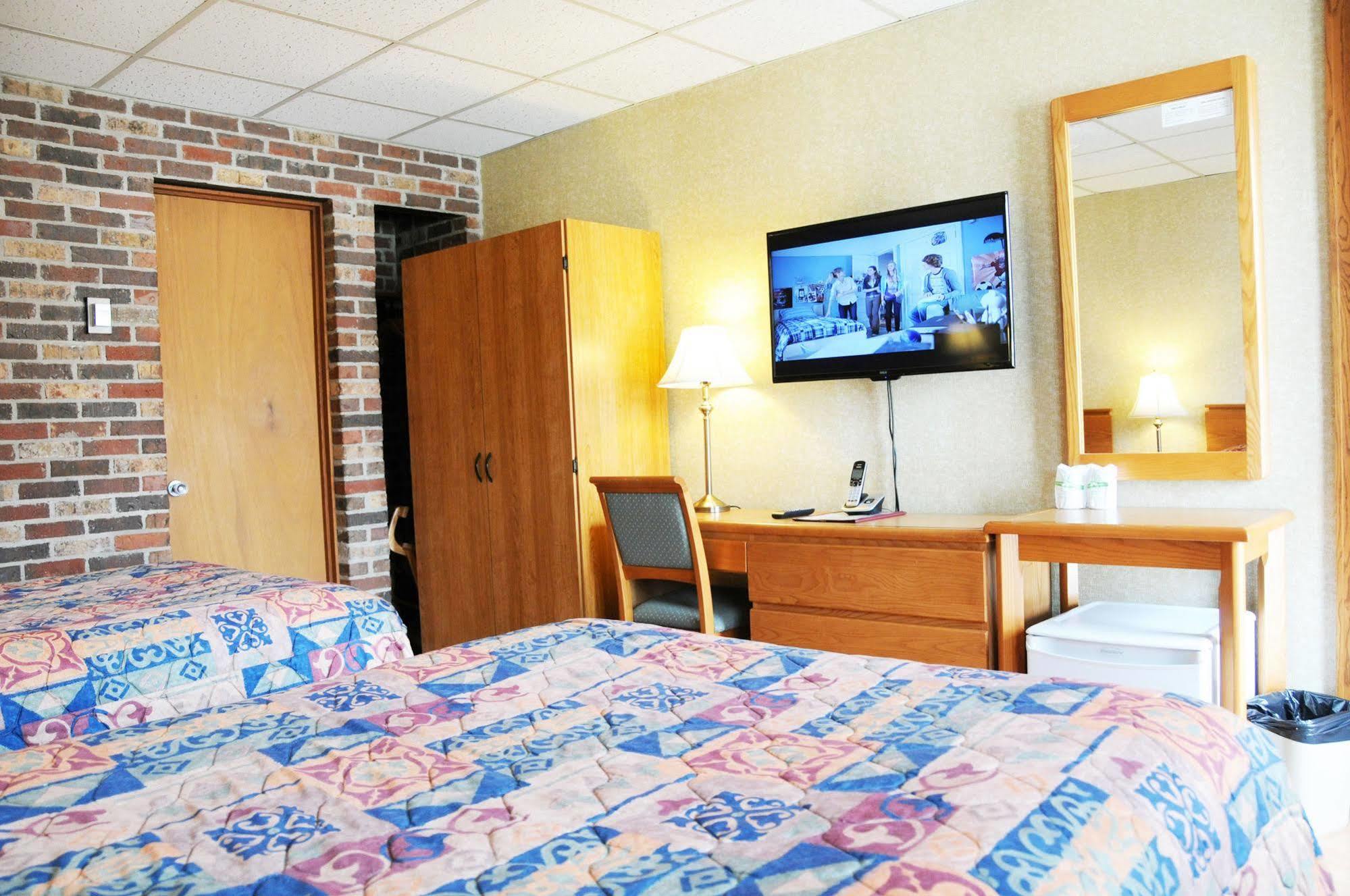Motel & Hotel La Paysanne シェルブルック エクステリア 写真