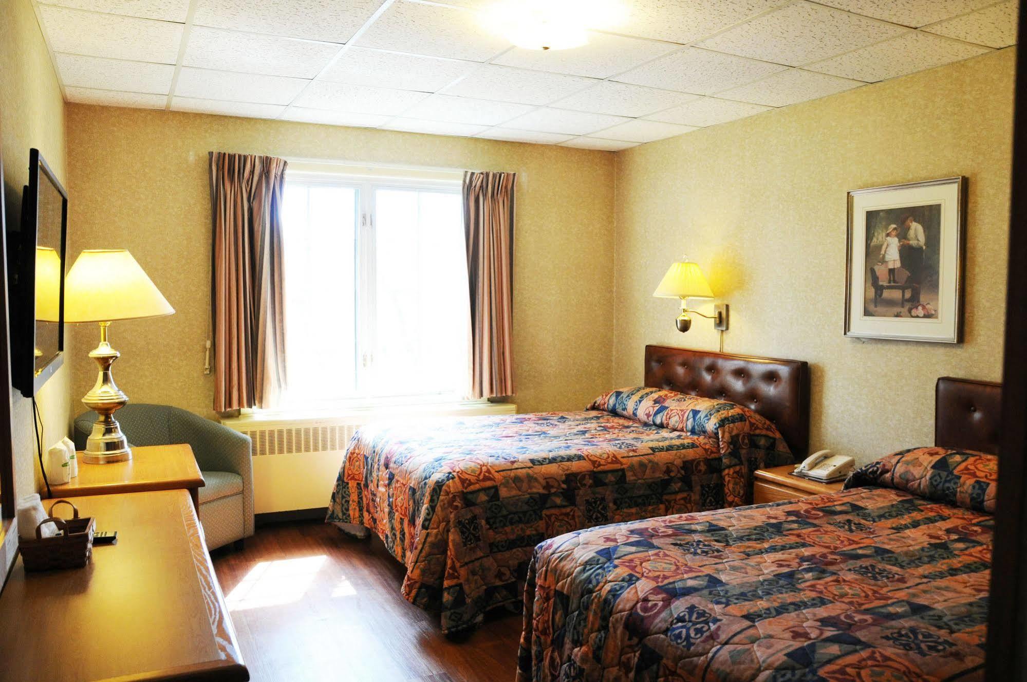 Motel & Hotel La Paysanne シェルブルック エクステリア 写真