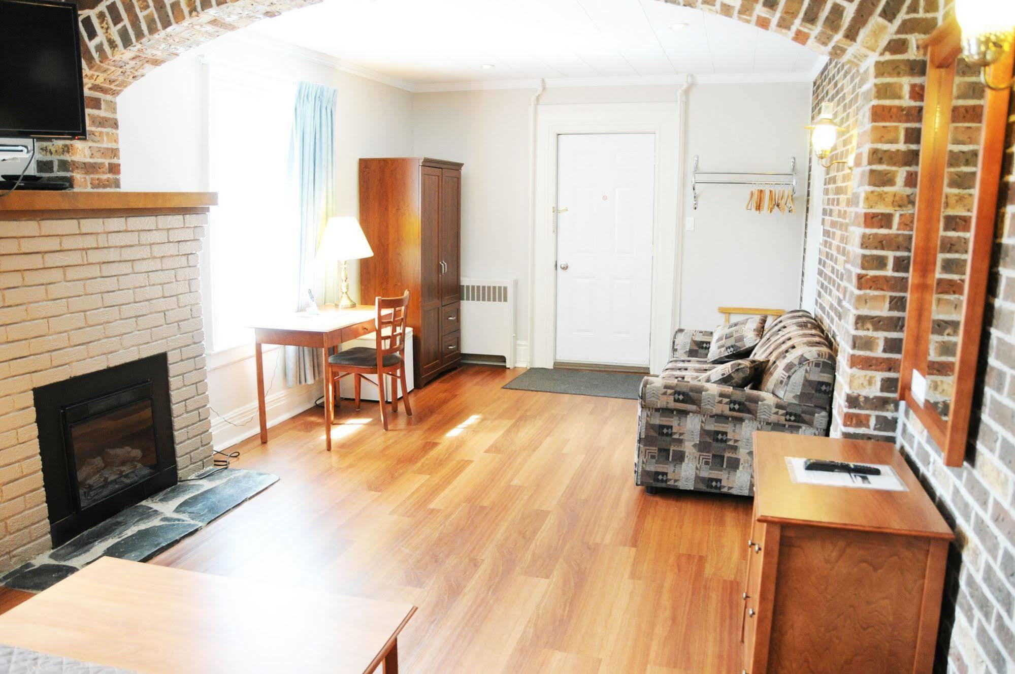 Motel & Hotel La Paysanne シェルブルック エクステリア 写真